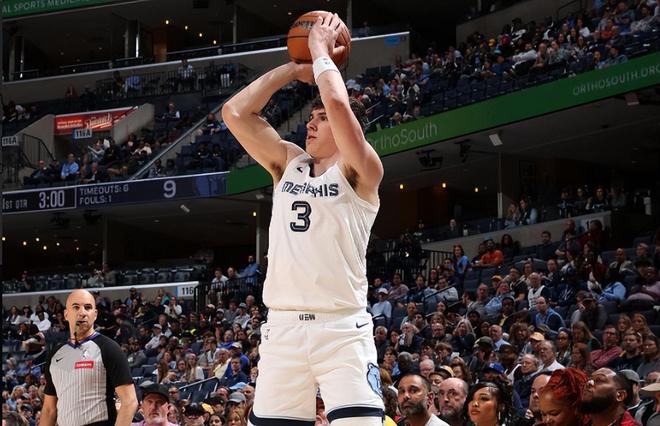 欧宝体育网址-孟菲斯灰熊训练开放日,集结日复出首秀引欢呼,欧篮联在即,球探报告显示潜力