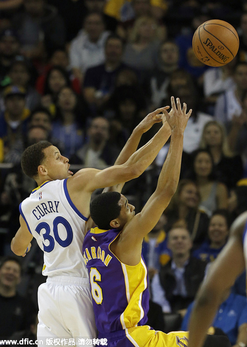 欧宝体育入口-埃因霍温训练开放日；集结日外线爆发引欢呼；NBA常规赛在即；心理建设被强调